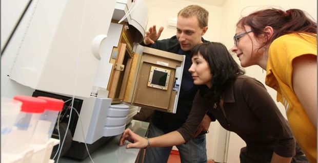 Ukázka přístroje OES-ICP na exkurzi na CXI TUL